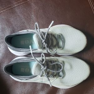 Ladies new balance sneakers size 8 in good condition smoke free home and animal.